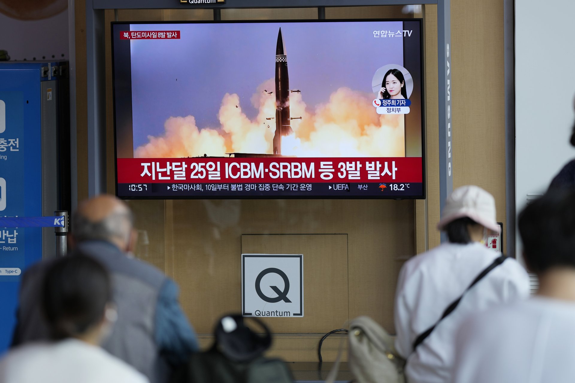 Телевизионен екран нагара в Сеул показва новината за изстрелването на ракета от Северна Корея, неделя, 5 юни 2022 г.