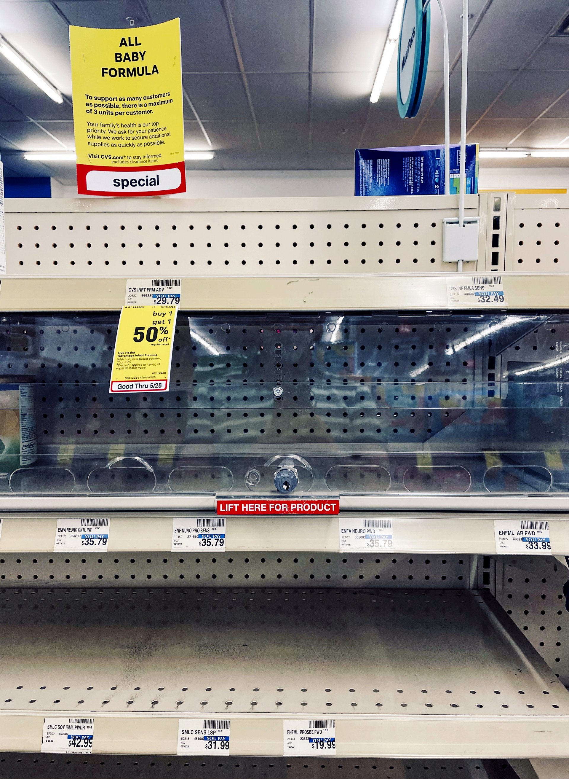 Рафтовете, където обикновено се намира адаптирано мляко за бебета, са празни в супермаркет в Ню Орлиънс