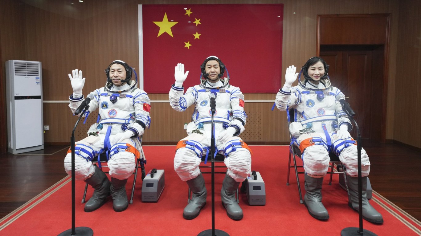 Първата китайска тайконавтка отново на мисия 10 г. след първия си полет 