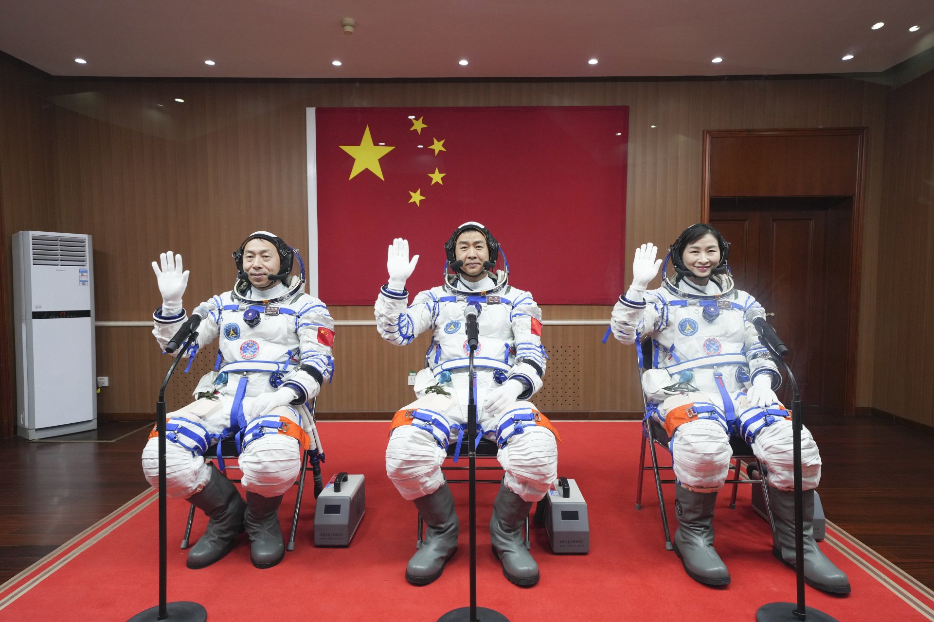 Снимка, публикувана от Синхуа, на китайските астронавти Цзай Сючжъ, Чън Дун и Лю Ян преди старта на космическата мисия в центъра за изстрелване в Северозападен Китай в неделя, 5 юни 2022 г.