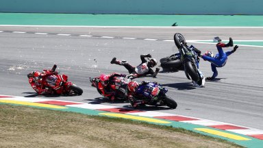 Брутална катастрофа и куриозът на сезона белязаха Moto GP в Каталуния