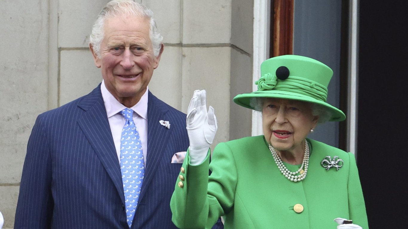 Кралица Елизабет Втора се появи на балкона на Бъкингамския дворец в последния ден от тържествата