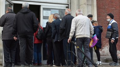 Изплащането на сумите за пенсии чрез пощенските клонове ще се