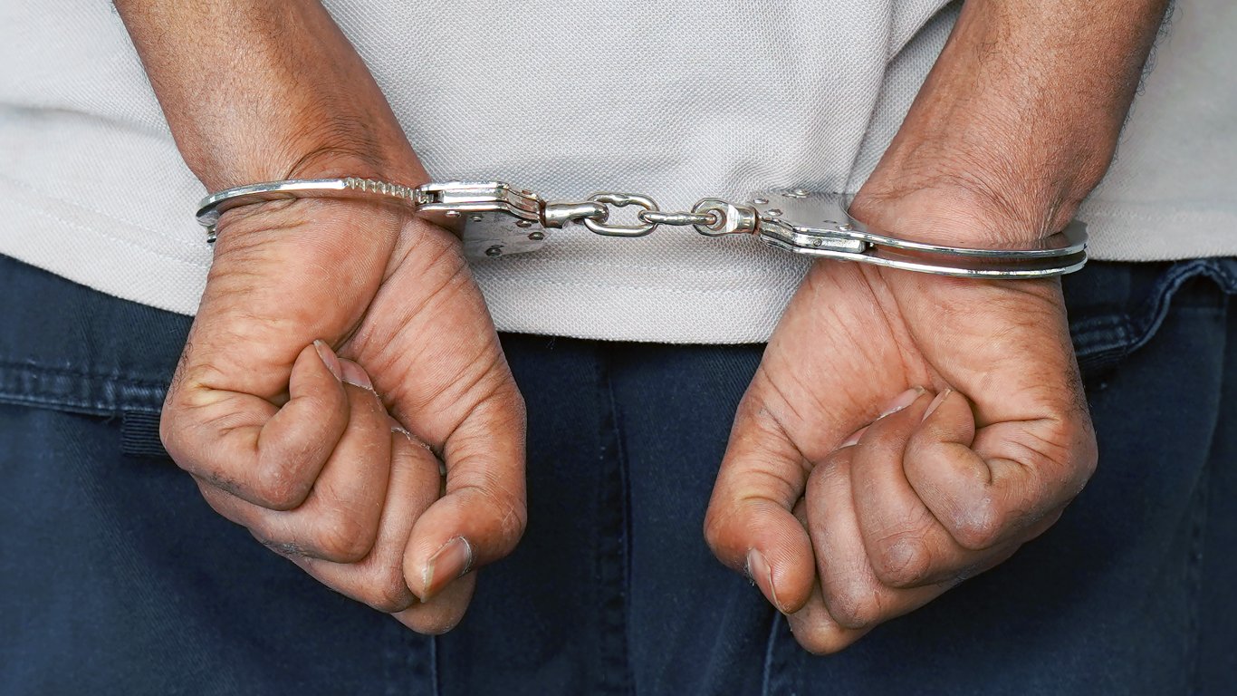 Полицията задържа мъж с психични отклонения, барикадирал се в дома си