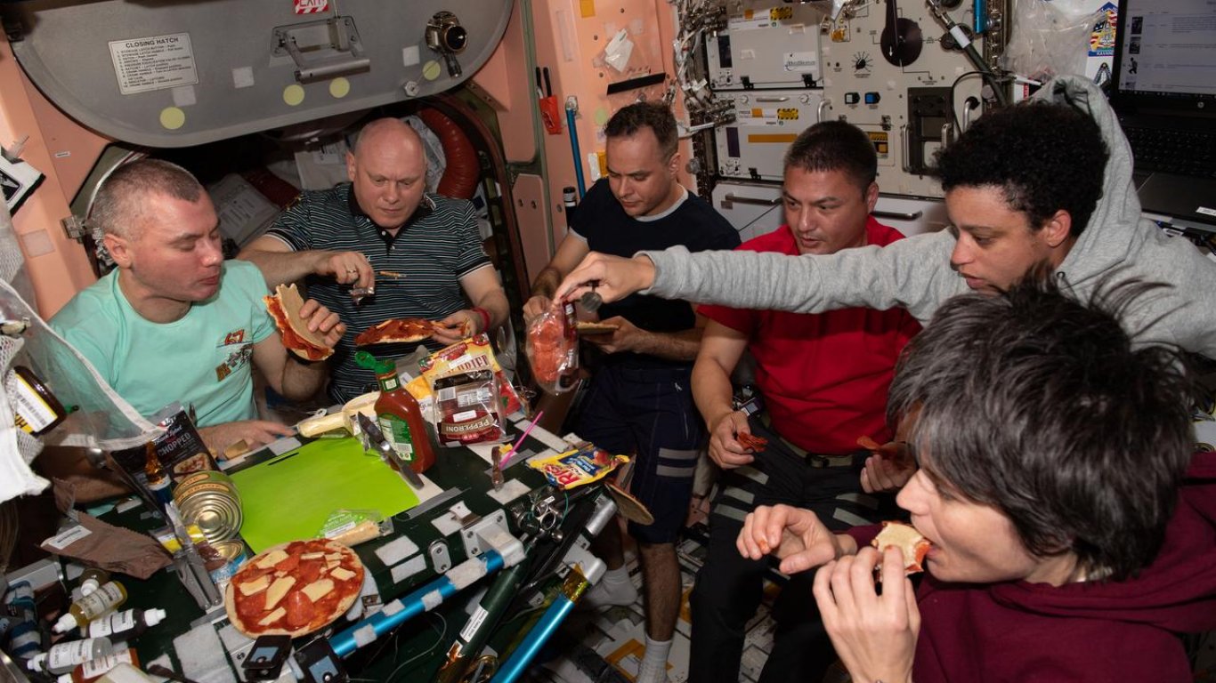 Каква пица ядат космонавтите на МКС