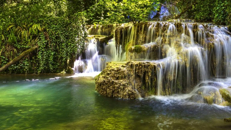 Крушунските водопади, които си сменят цвета през сезоните