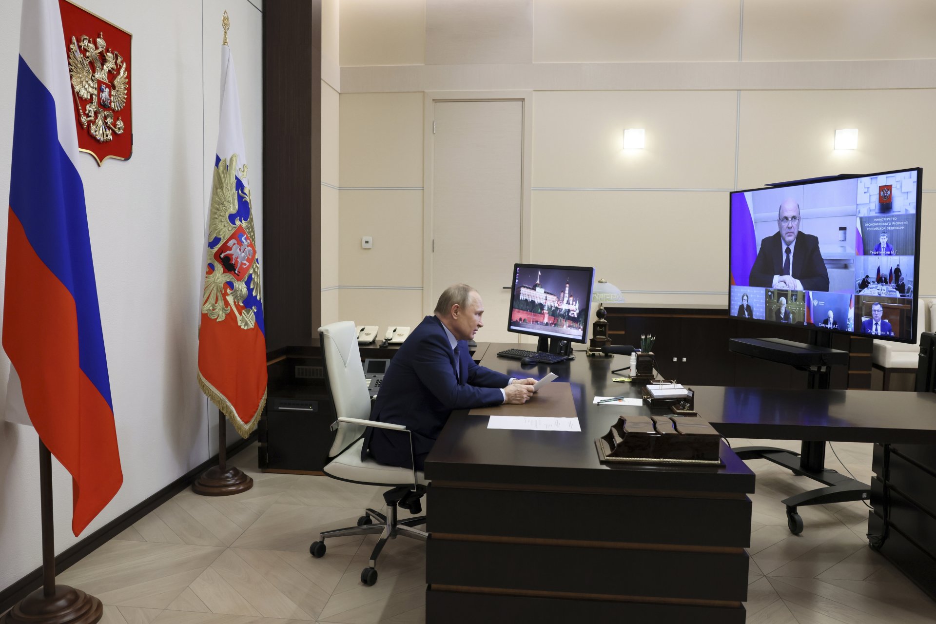 Владимир Путин говори пред министрите по видеоконферентна връзка на 7 май