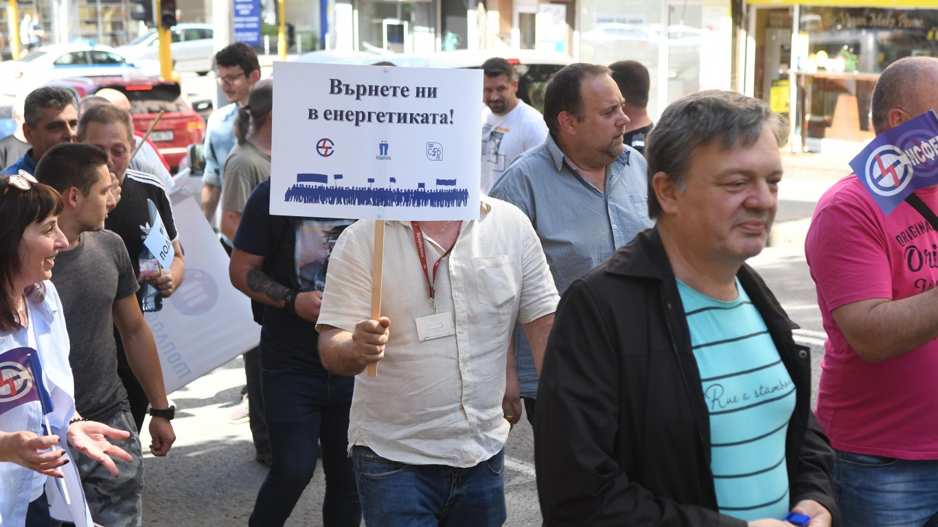 Служители на "Топлофикация София" излязоха на протест заради заплатите си (снимки)