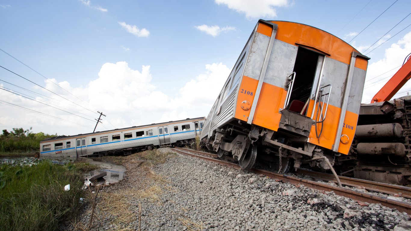 Пътнически влак се сблъска с багер в Иран – има много жертви и ранени