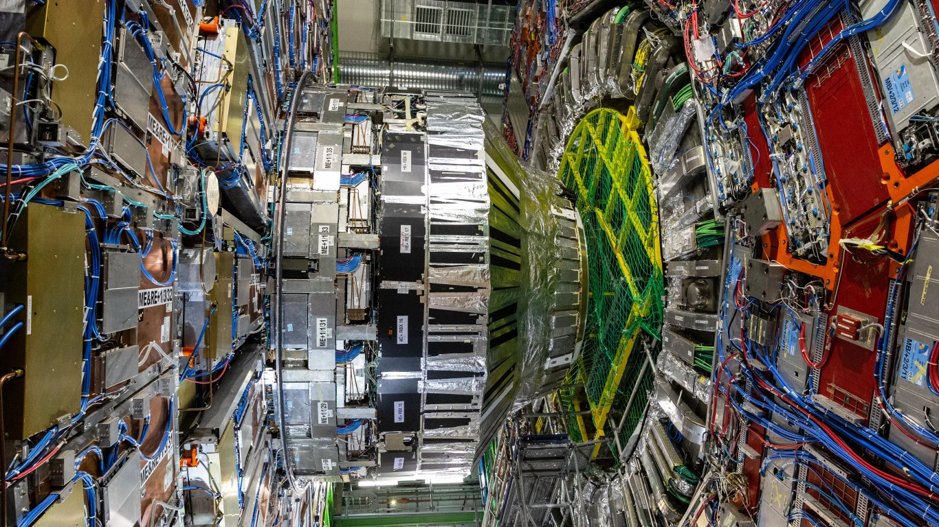 В ЦЕРН откриха три „екзотични” елементарни частици