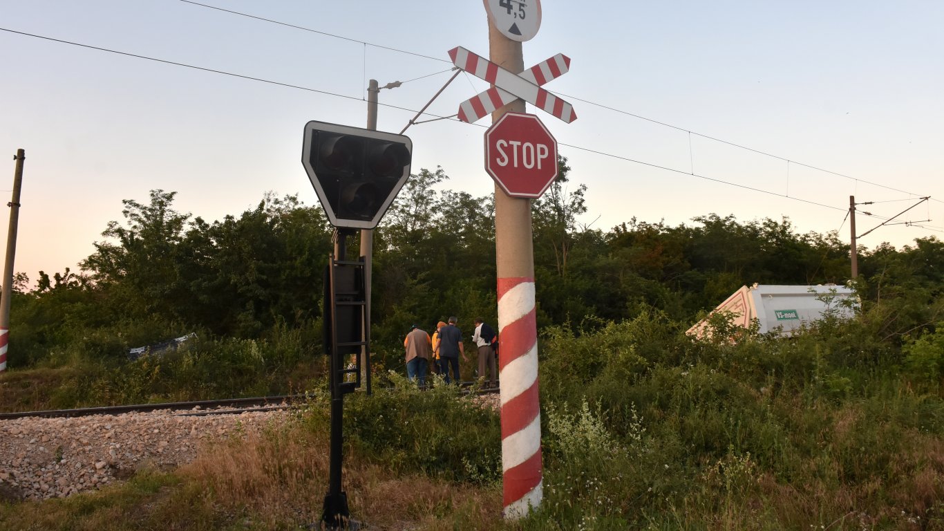 Влак блъсна 14-годишно момиче на жп прелез в Пловдивско