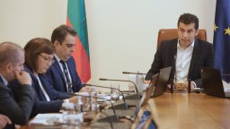 Кирил Петков внесе оставката на кабинета в НC, президентът започва консултации