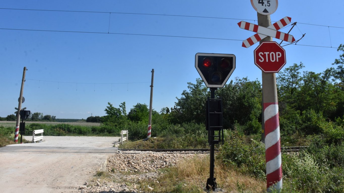 Пътническият влак Варна-Русе удари трактор на жп прелез