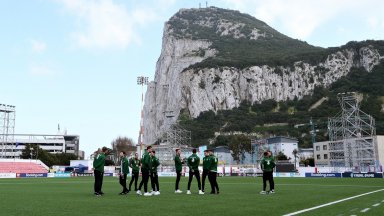 Най-младата футболна нация чака разклатена България под скалата, която делеше двата свята