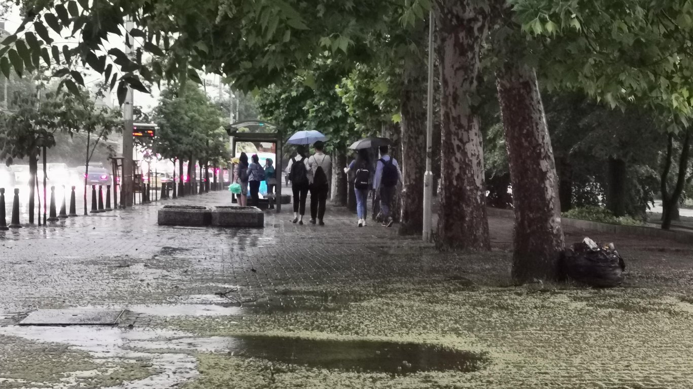 След бурята в София: Преливащи шахти, наводнени улици, подлези и метростанции (снимки)