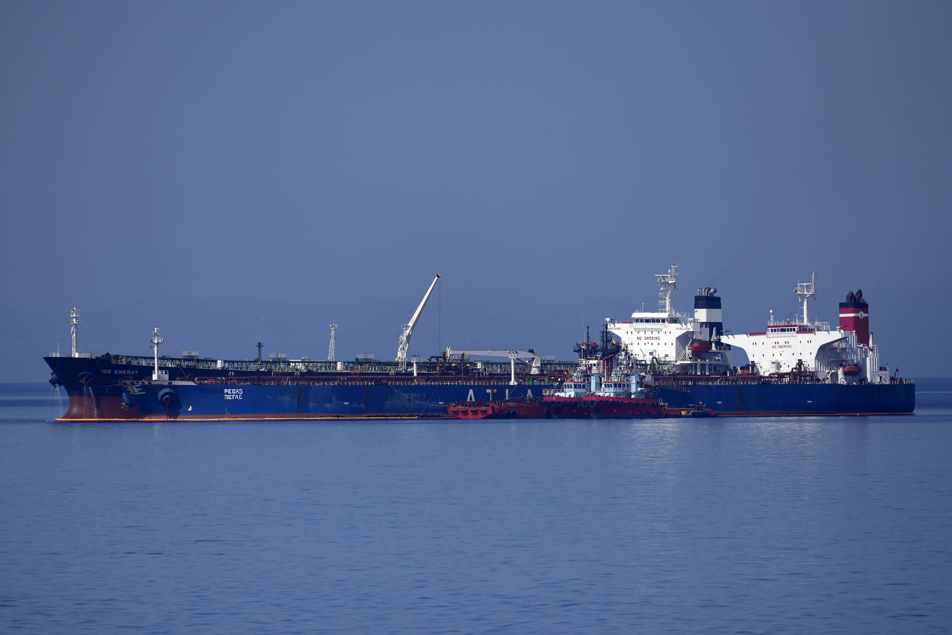 Танкерът Пегас, който наскоро промени името си на Лана, на преден план край пристанището Каристос на остров Евия в Егейско море, Гърция, петък, 27 май 2022 г.