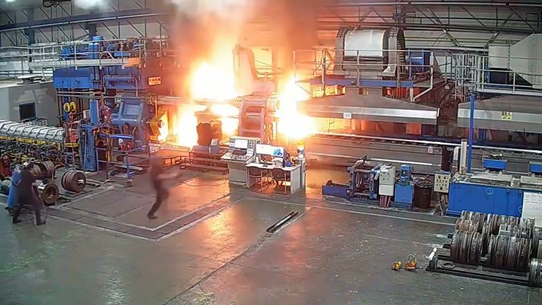 Вижте как един инцидент е способен да унищожи цяла фабрика (видео)