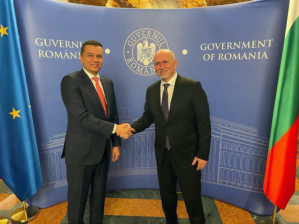 Румънският вицепремиер Сорин Гриндяну, който е и министър на транспорта и инфраструктурата, и министърът на транспорта на България Николай Събев