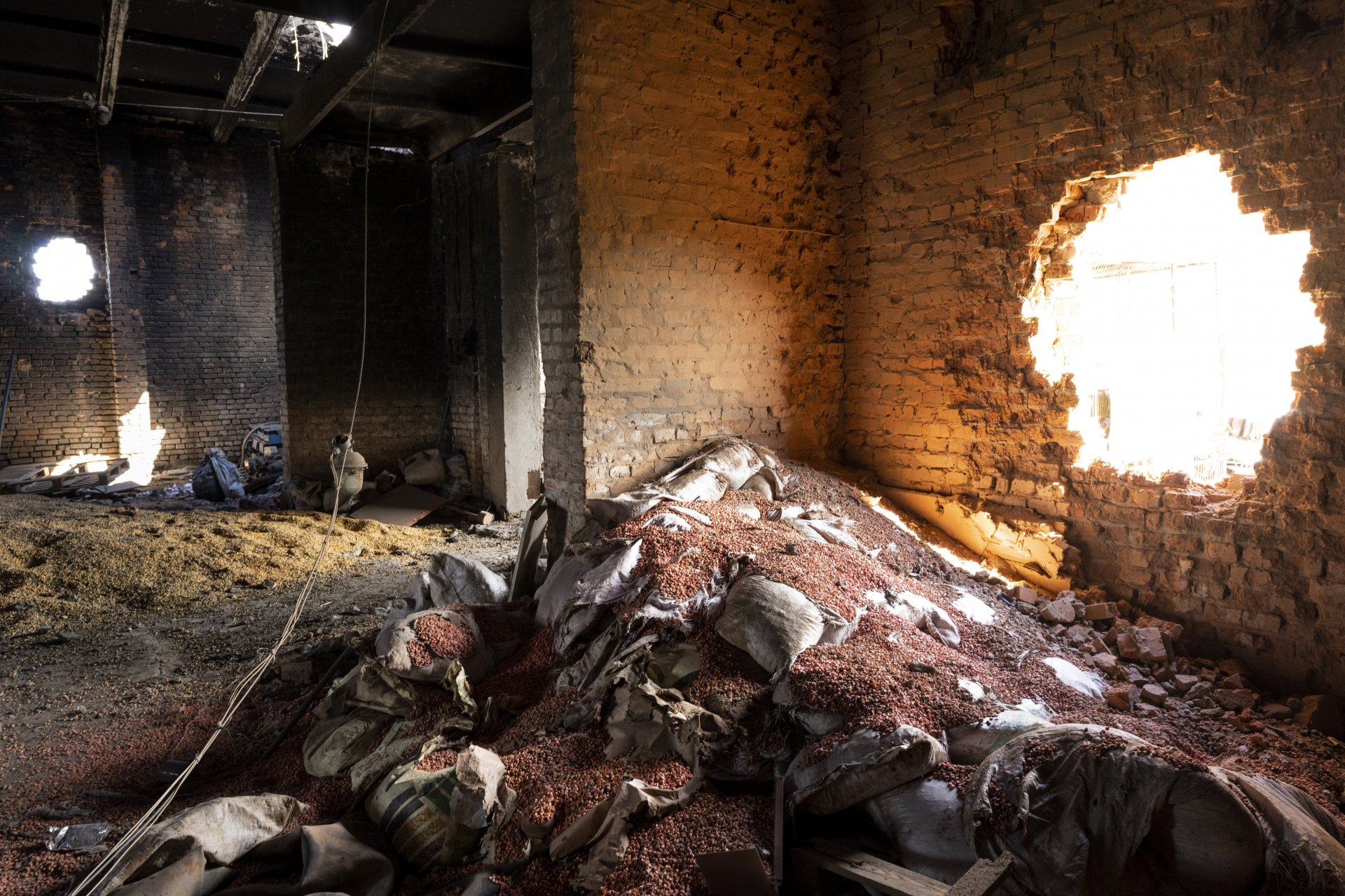 Разпръснато зърно в склад, ударен от руска атака в Черкаска Лозова, в покрайнините на Харков, Източна Украйна, 28 май 2022 г.