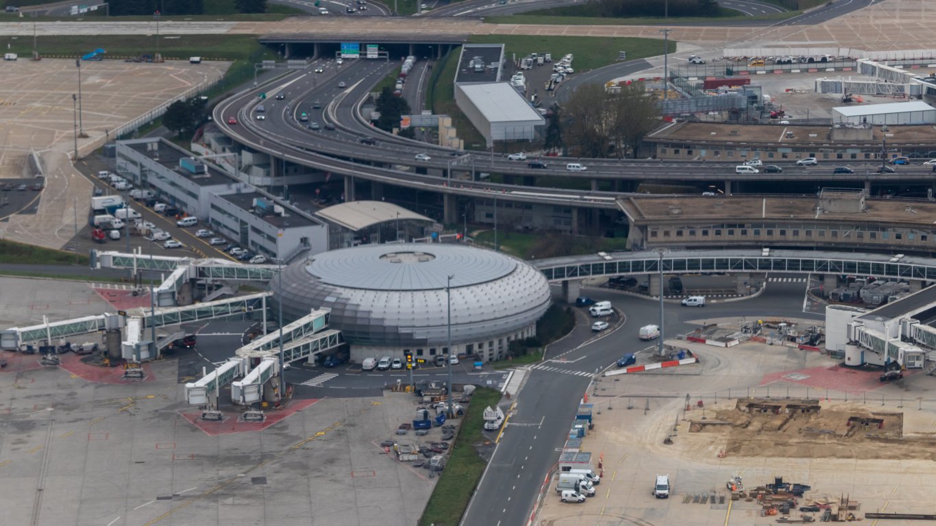 Стачка обърка трафика на летище "Роаси-Шарл де Гол" в Париж, отменени са десетки полети
