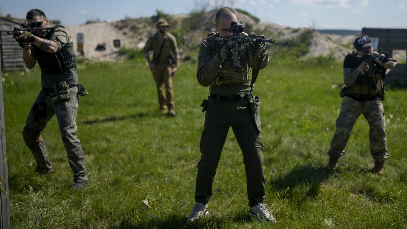 Яростта на младите в Украйна се излива в гневен военен рап