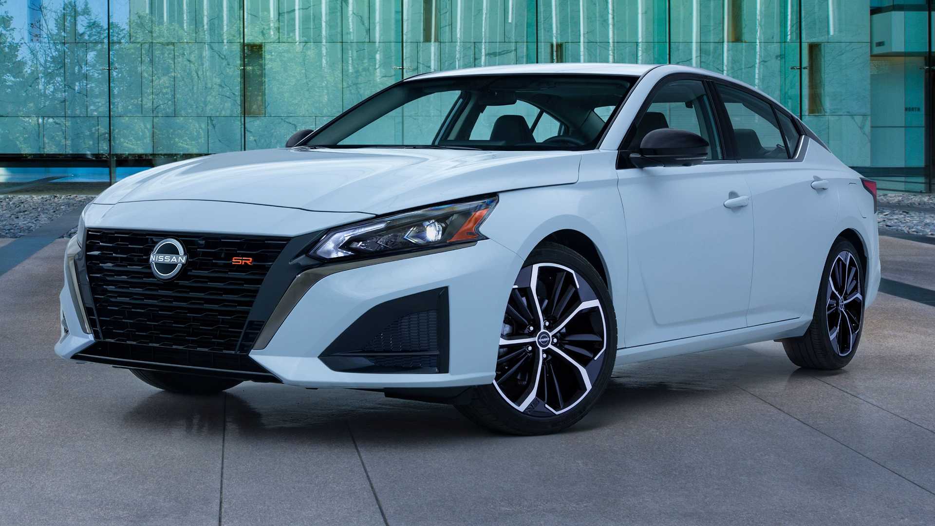 Това е обновеният Nissan Altima