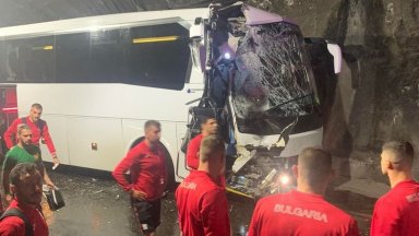 Тежък инцидент: Футболните национали катастрофираха в Грузия, Неделев е в болница