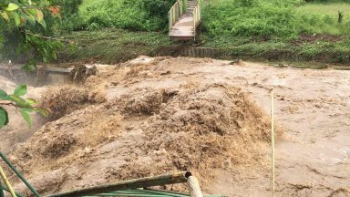 Придошлата река Ботуня отнесе камион и 4 моста във Вършец, наводни десетки къщи (видео)