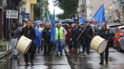 Полицаи и надзиратели на шествие за качествена реформа и достойни доходи (снимки)