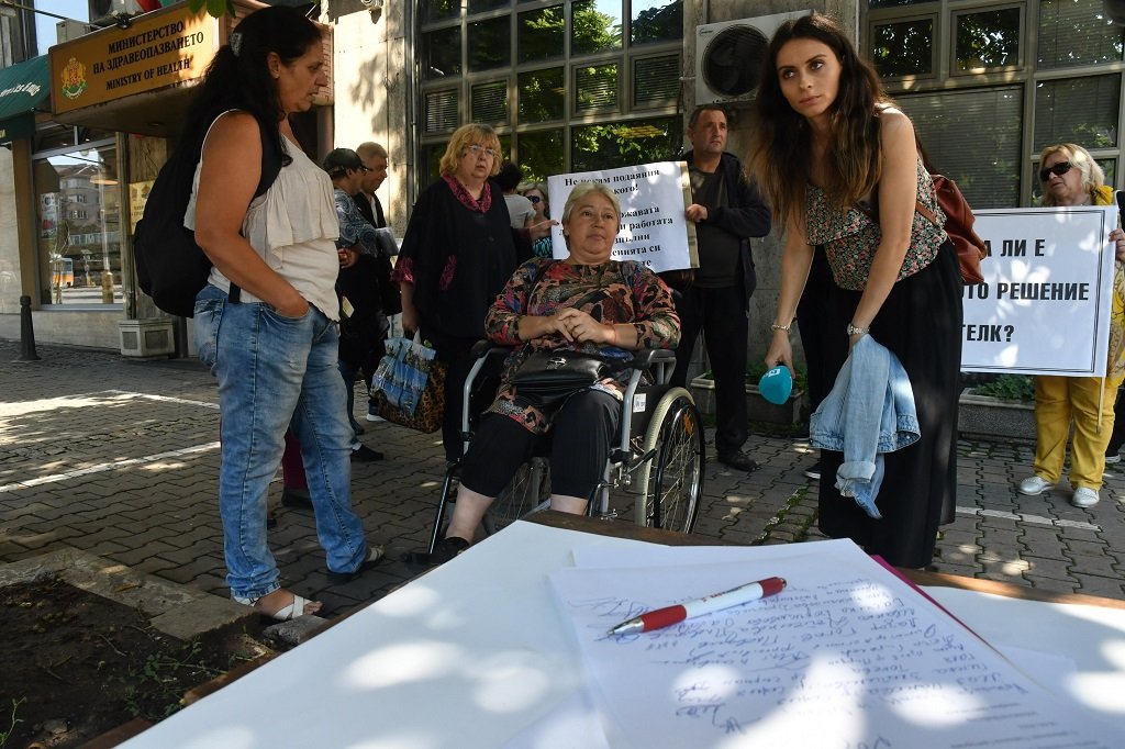 Паралелно се провежда още един национален протест - на хората с увреждания. Те настояват за по-бързо издаване на решенията на ТЕЛК и свеждане до минимум сроковете за обжалване пред НЕЛК. 
