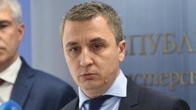 Бившият министър на енергетиката Александър Николов води разяснителна кампания по
