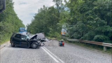 Тежка катастрофа на лек автомобил с ТИР, един е загинал 