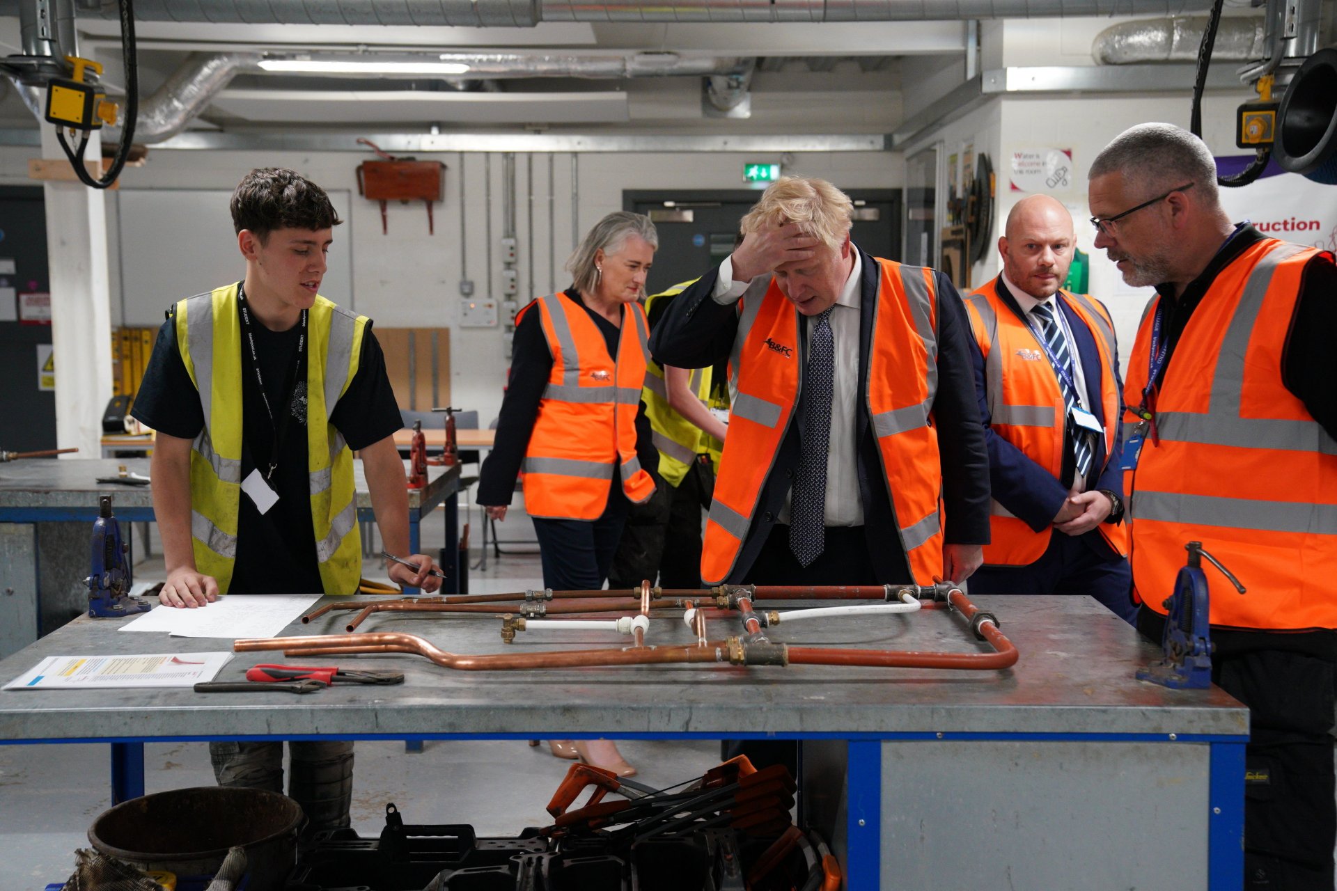 Британският премиер Борис Джонсън, в центъра, посети колеж в Блекпул, Англия, четвъртък, 9 юни 2022 г.