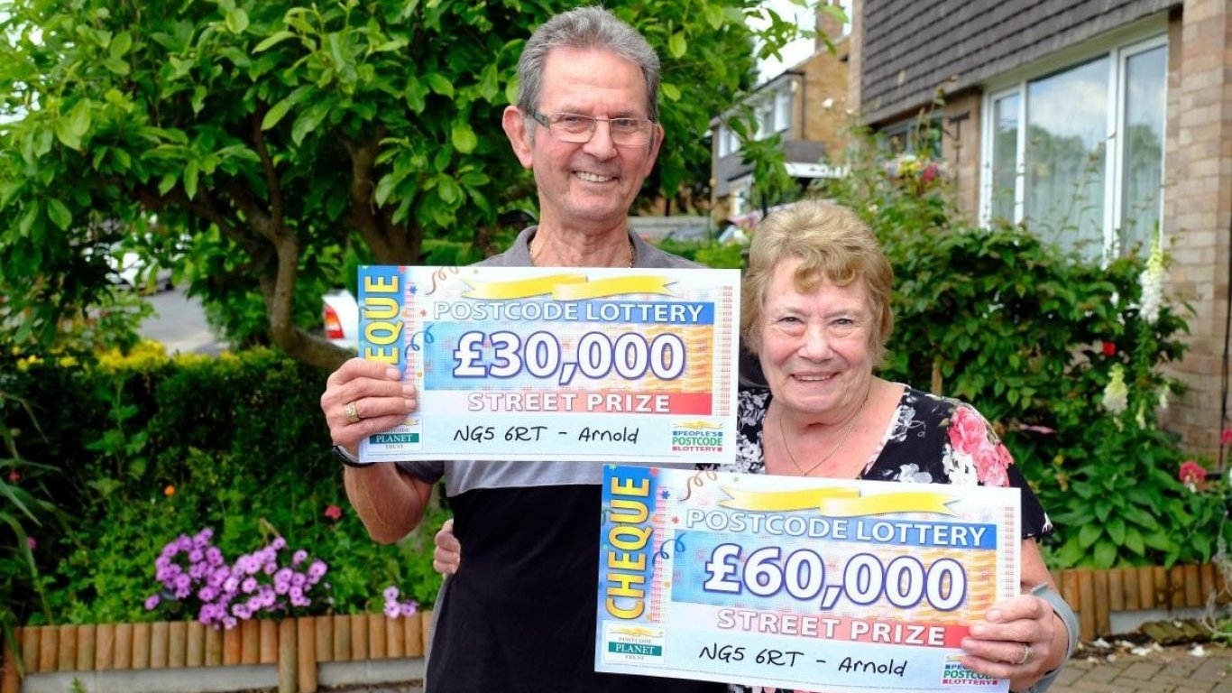 Сгодена от почти 30 г. двойка планира да се венчае в Лас Вегас, след като спечели £90 хил. от лотарията