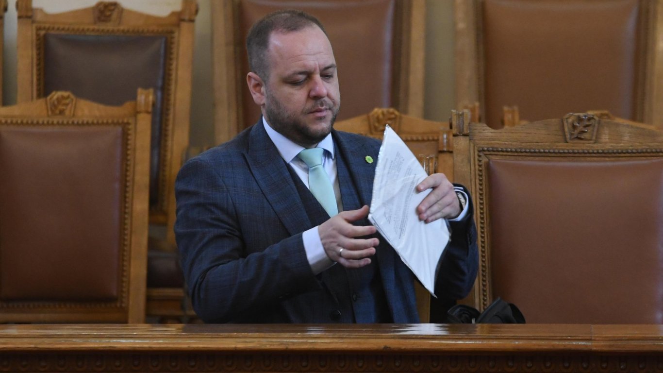 Брикел завежда дело за клевета срещу министър Сандов