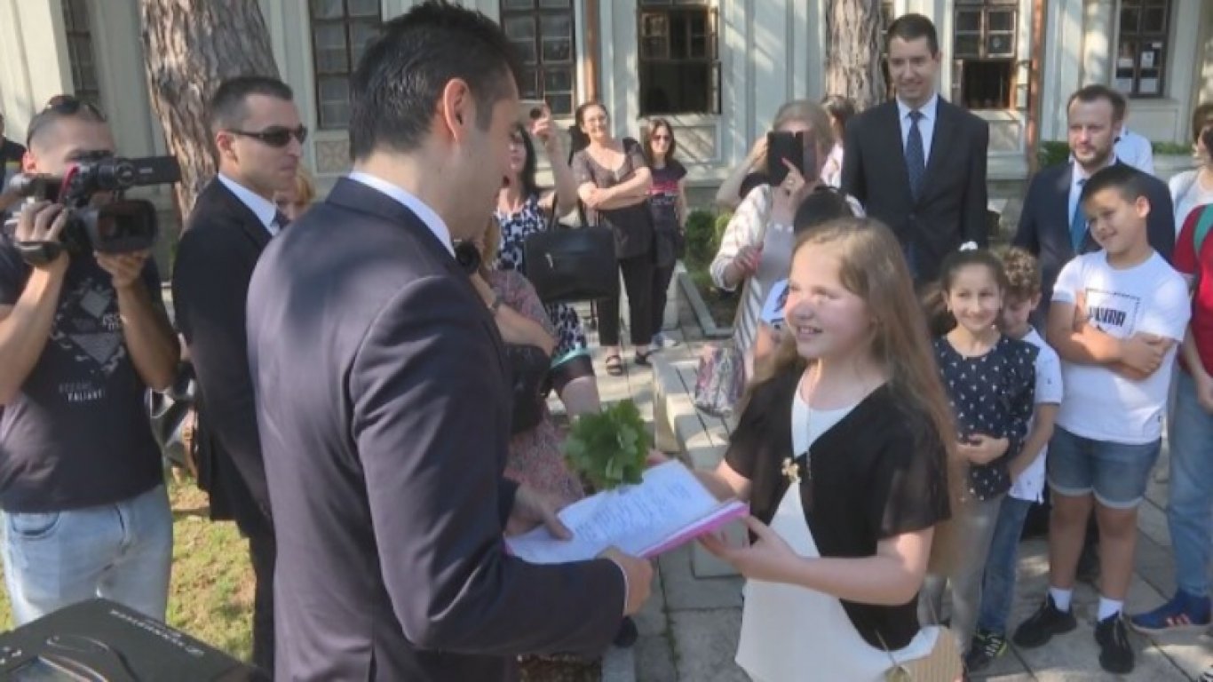 10-годишно момиче написа писмо до премиера, Кирил Петков отиде да се запознае с детето