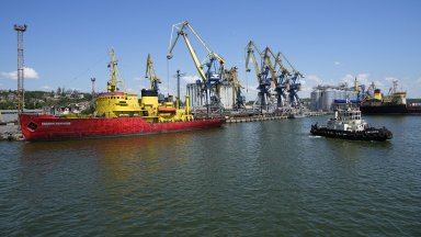 Първият от месеци кораб със зърно напусна окупирано украинско пристанище 