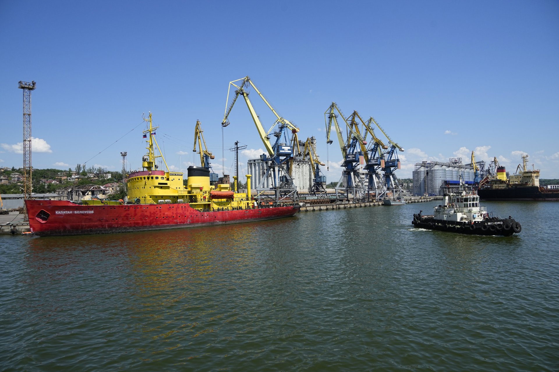 Изглед към кея със склад за зърно на заден план в пристанището в Мариупол, което наскоро започна работа след тежки боеве, и под контрола на правителството на ДНР, Източна Украйна, неделя, 12 юни 2022 г.