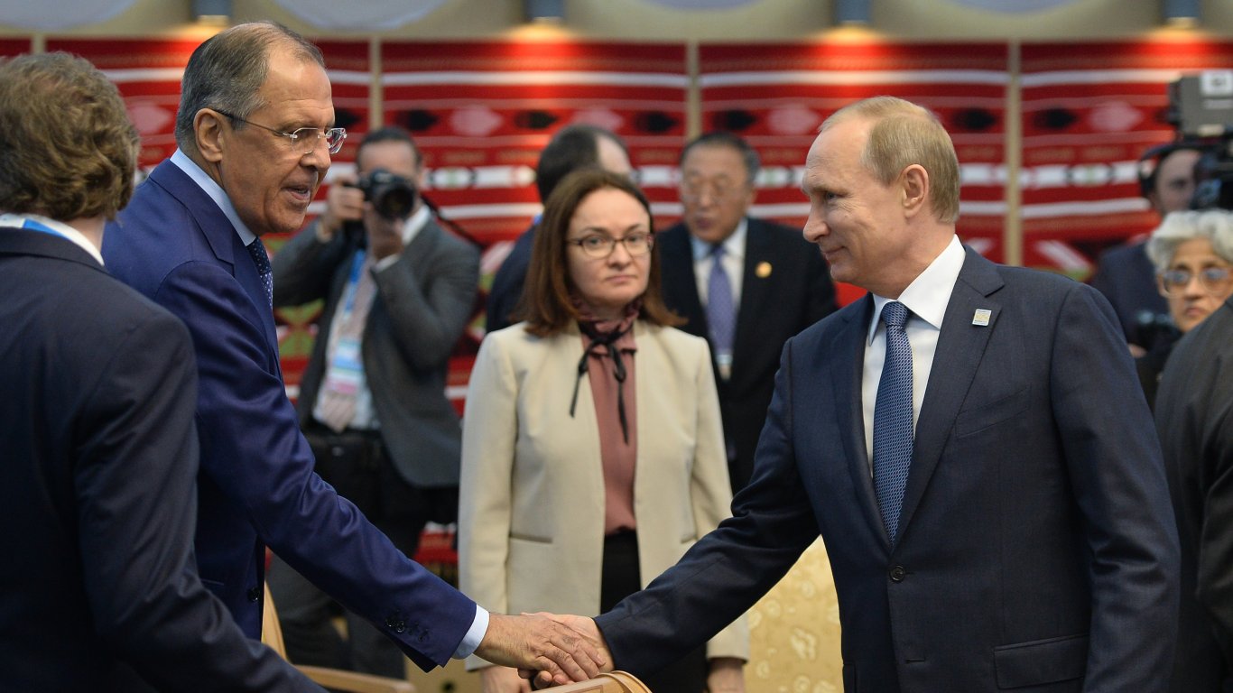 Управителят на Руската централна банка Елвира Набиулина между Сергей Лавров и Владимир Путин през юли 2015 г.