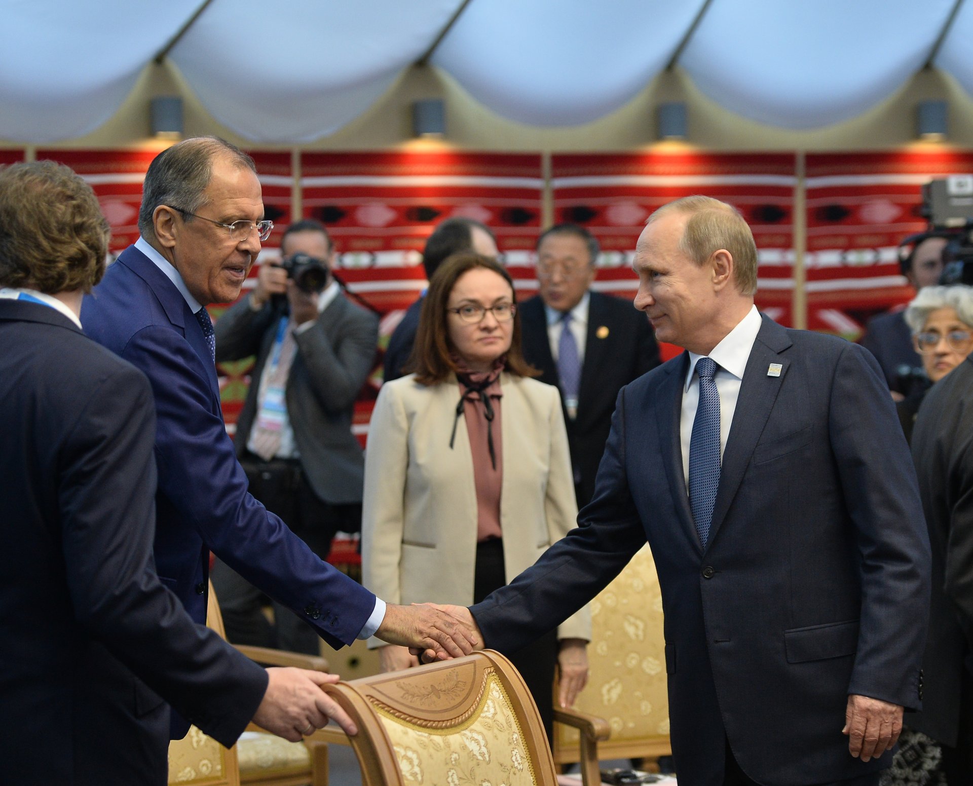 Управителят на Руската централна банка Елвира Набиулина между Сергей Лавров и Владимир Путин през юли 2015 г.