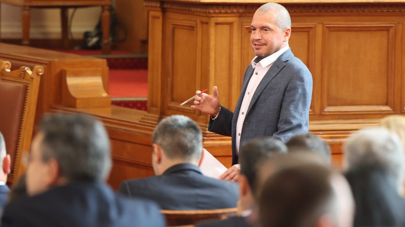 Тошко Йорданов: Докато гласувахме оставката, Кирил Петков се счупи да пише есемеси на наши депутати