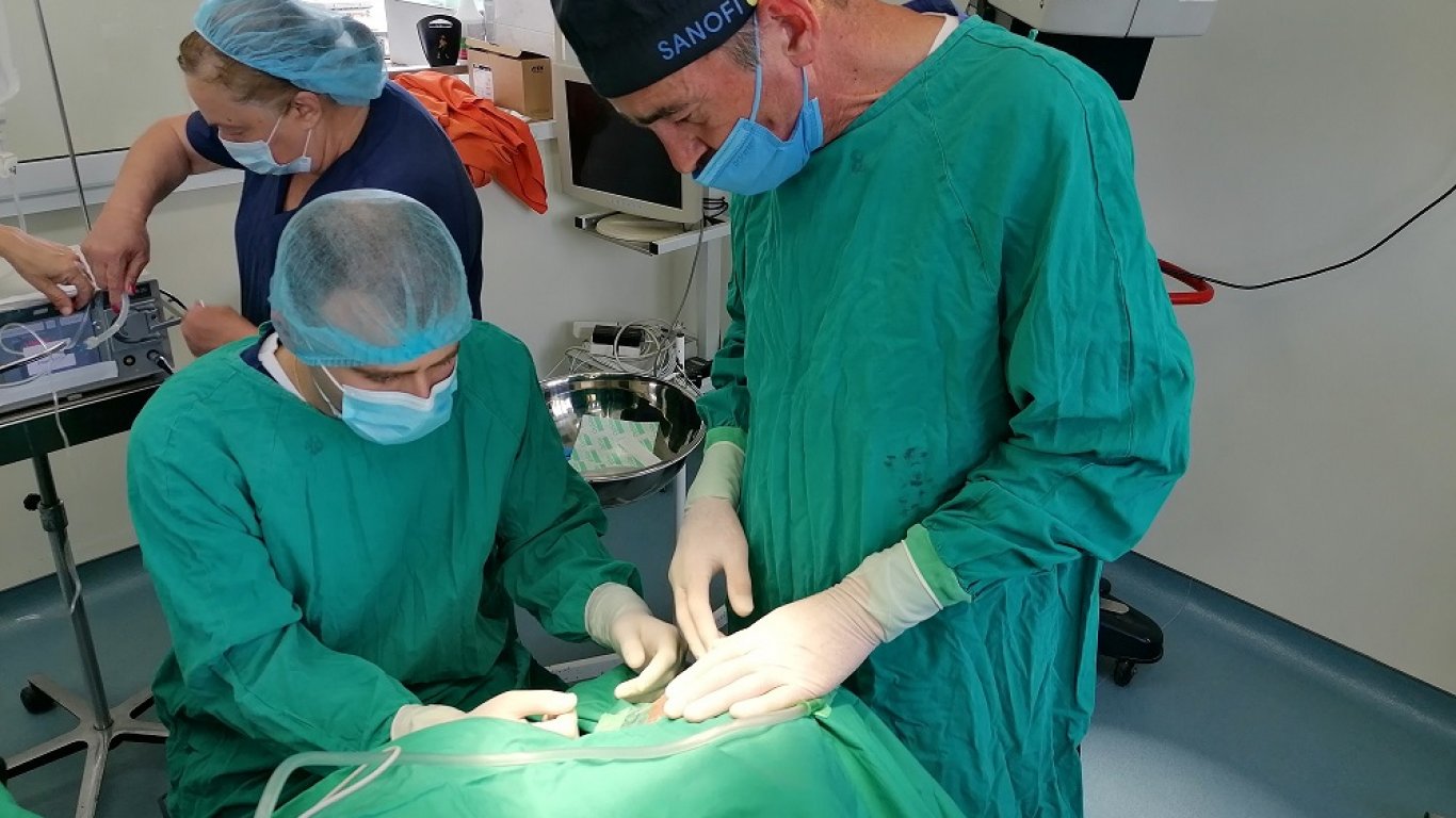 Уникална операция в ИСУЛ: Мъж без външен слухов проход вече чува (снимки)