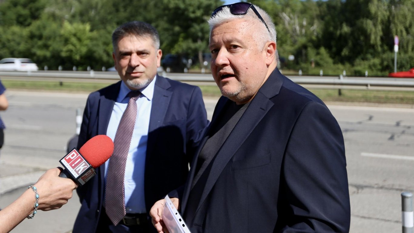 Недялко Недялков и адвокатът му Данаил Кирилов на разпит в ДАНС