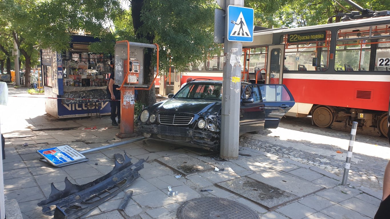 Трамвай блъсна кола, а тя помете пешеходци в центъра на София (снимки)