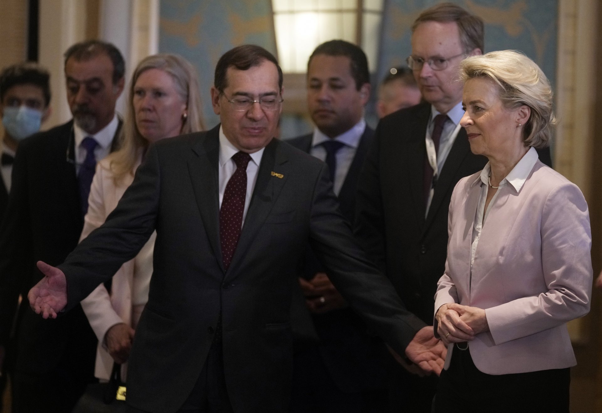 Египетският министър на петрола Тарек Ел-Мола, център вляво, приветства председателя на Европейската комисия Урсула фон дер Лайен по време на подписване на споразумението за доставки на газ