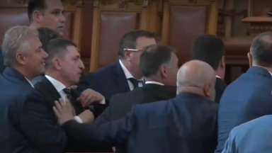 Нови физически сблъсъци в парламента (видео)