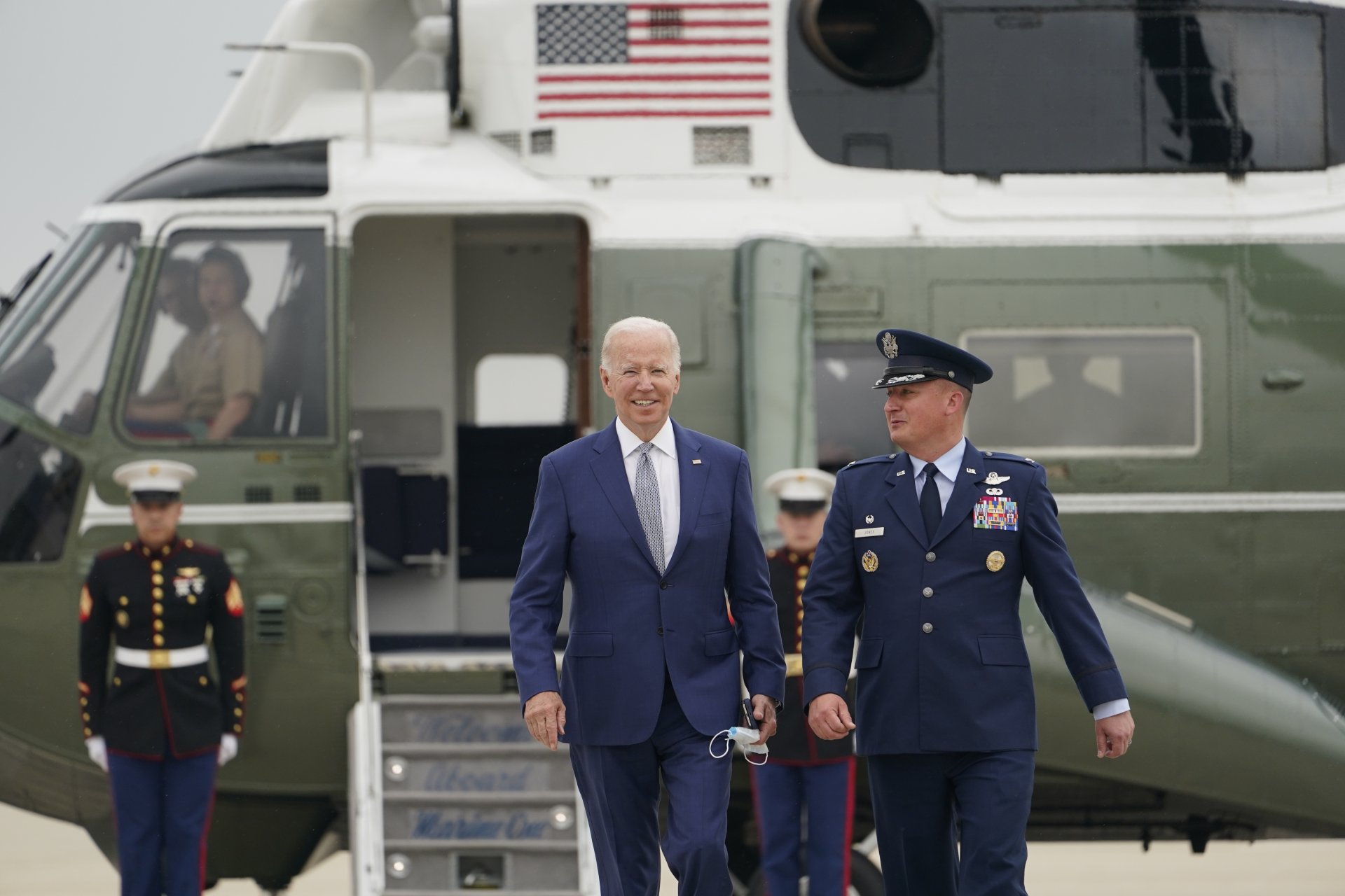 Президентът Джо Байдън върви към Air Force One с полковник Матю Джоунс, командир, 89-то въздушна бригада, във военновъздушната база "Андрюс", Мериленд
