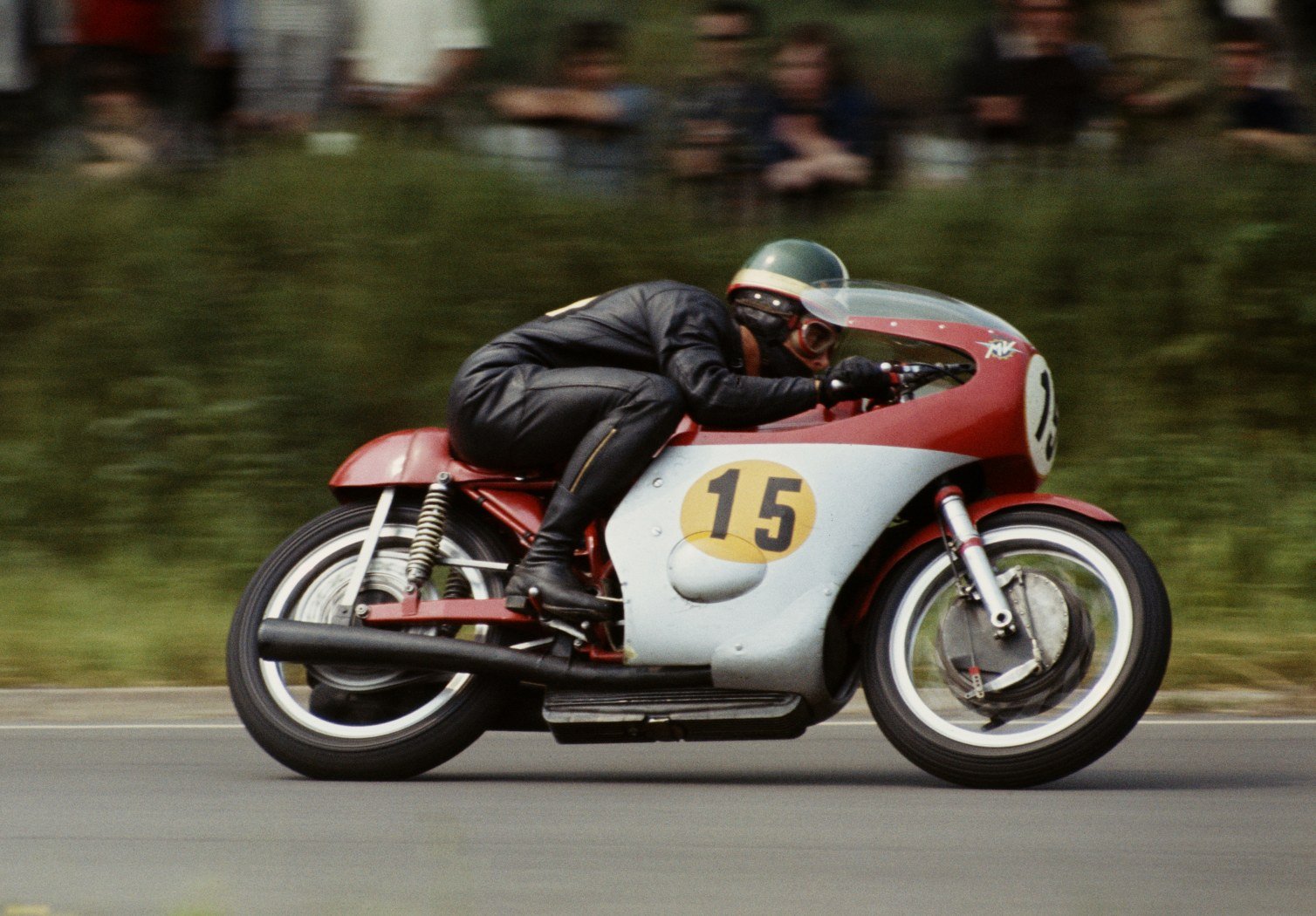 Легендарният осемкратен шампион Джакомо Агостини по време на състезание през 70-те