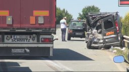 ТИР се заби в микробус и затвори пътя Поморие-Бургас