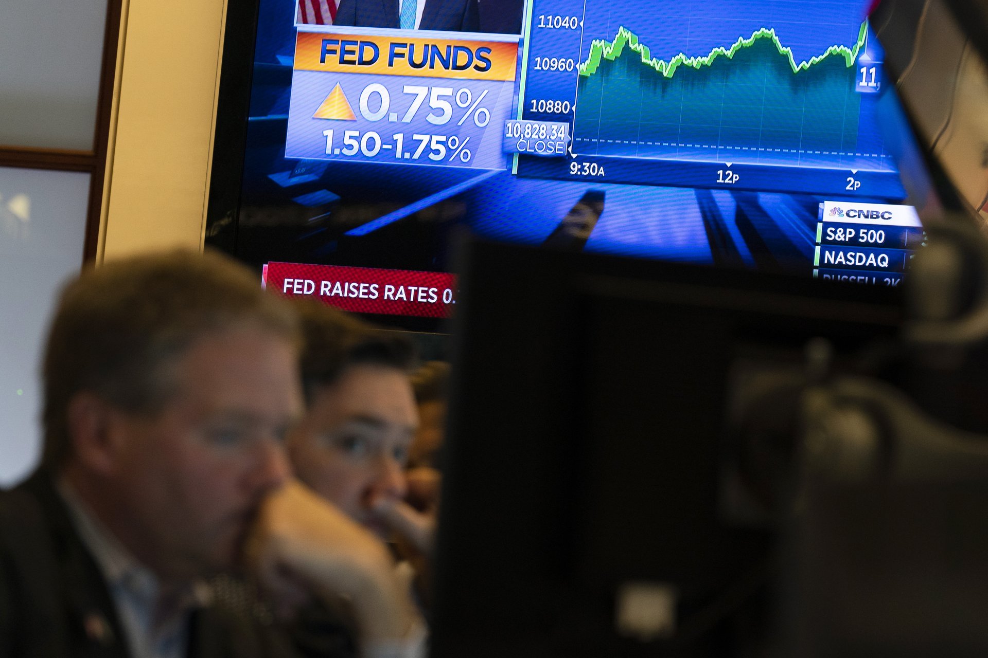 Брокери на Нюйоркската фондова борса, докато Федералният резерв обявява промяна на лихвите, сряда, 15 юни 2022 г.